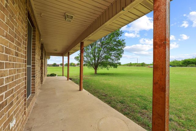 386 Scoggins Road, Tioga, TX 76271