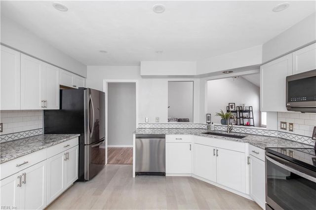 828 Hardwood DR, Chesapeake, VA 23320