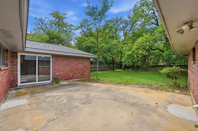 1200 Woodridge Circle, Euless, TX 76040