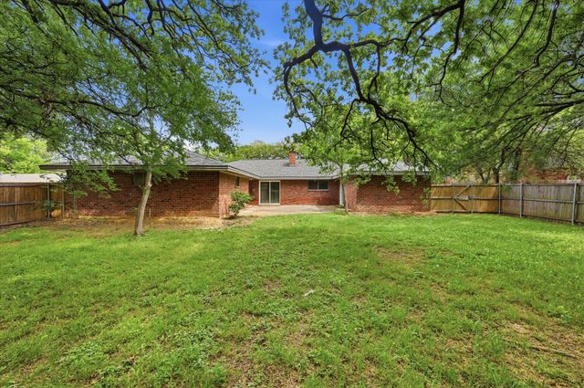 1200 Woodridge Circle, Euless, TX 76040