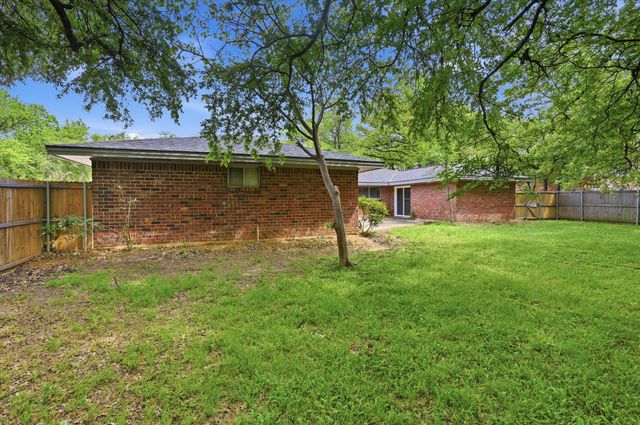 1200 Woodridge Circle, Euless, TX 76040