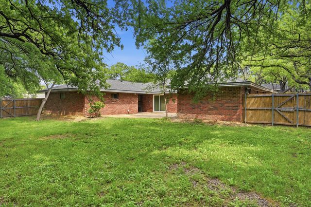 1200 Woodridge Circle, Euless, TX 76040