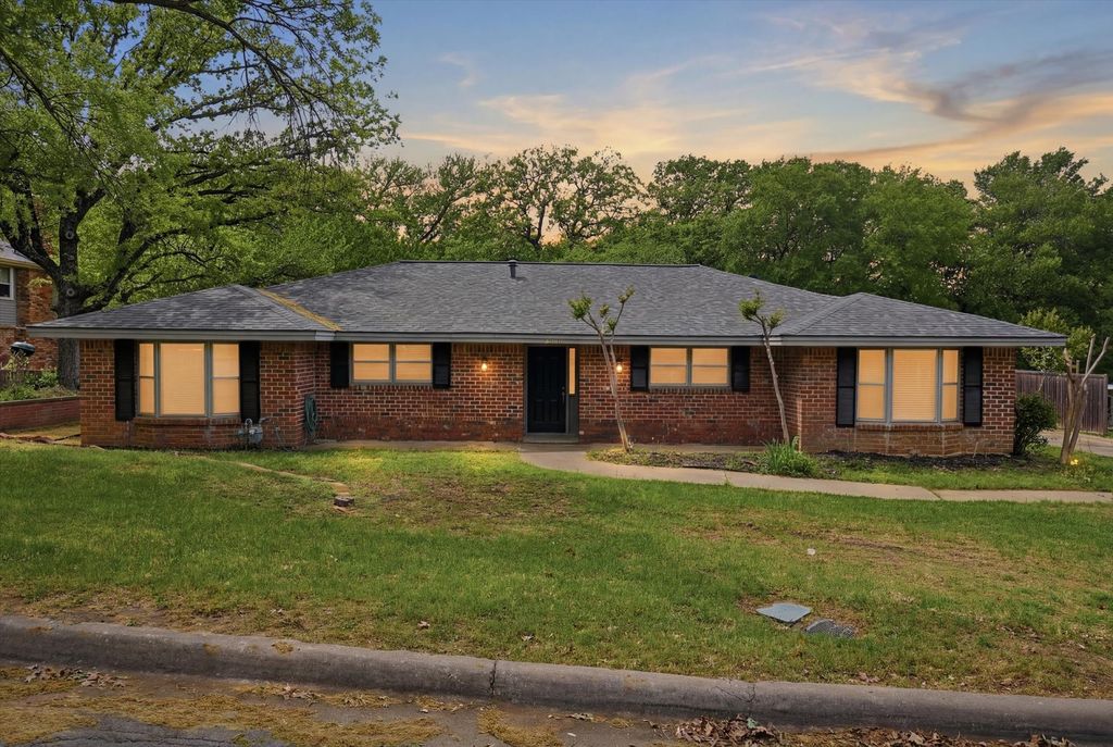 1200 Woodridge Circle, Euless, TX 76040