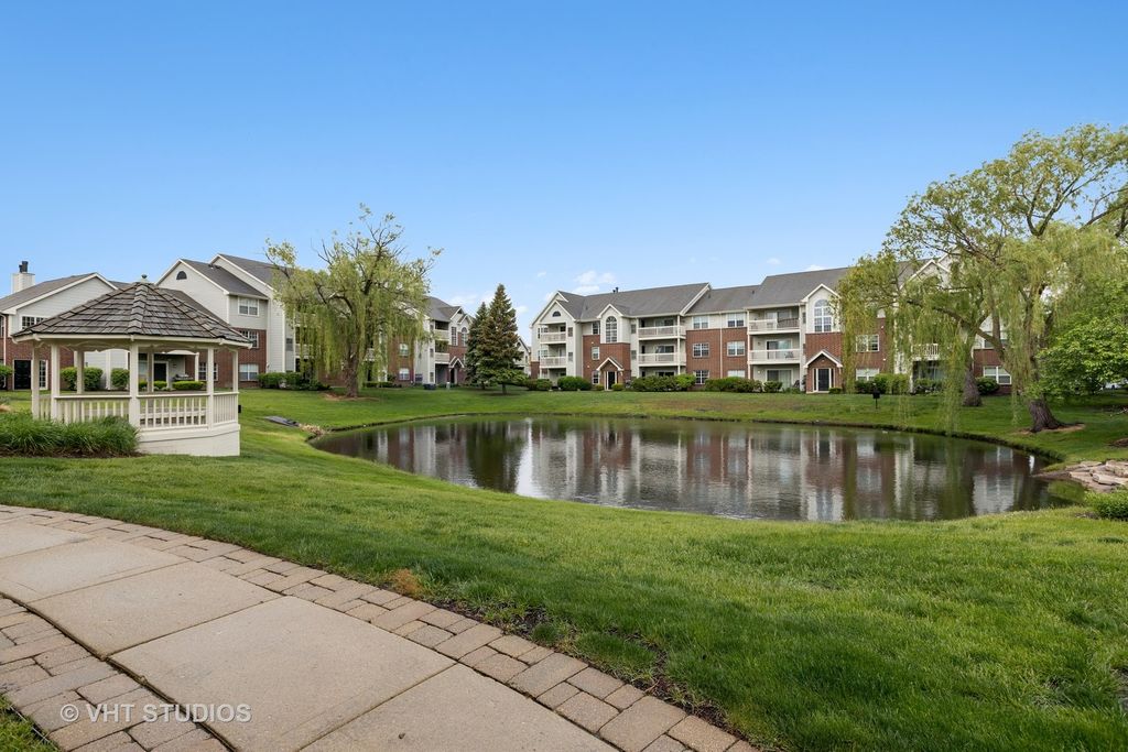 81 Kensington Circle 107, Wheaton, IL 60189