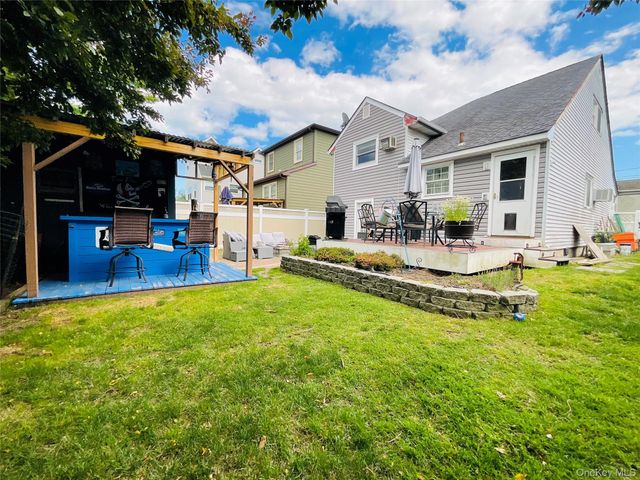 35 E Jackson Avenue E, Babylon, NY 11702