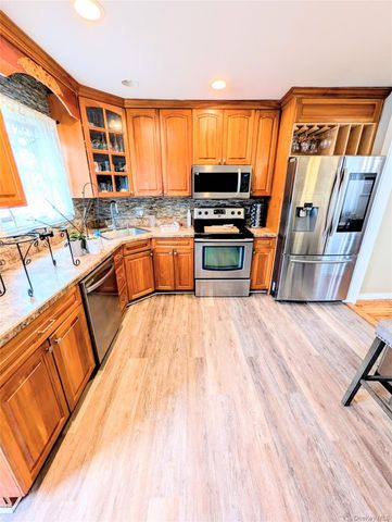 35 E Jackson Avenue E, Babylon, NY 11702