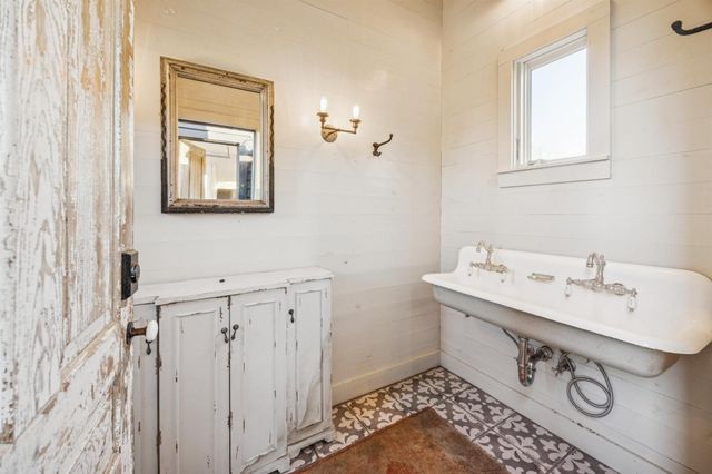 6389 Miller Road, New Ulm, TX 78950