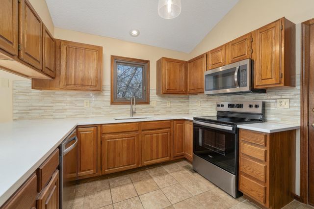 437 W Woodland Dr, Derby, KS 67037