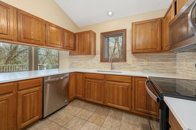 437 W Woodland Dr, Derby, KS 67037