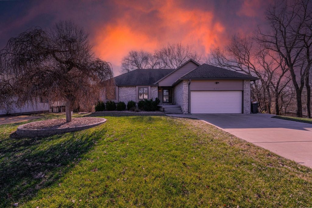 437 W Woodland Dr, Derby, KS 67037
