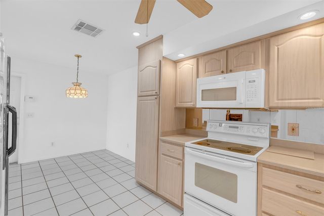 8237 BREEZE COVE LANE, Orlando, FL 32819