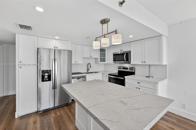 2401 Collins Ave 602, Miami Beach, FL 33140