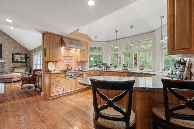 71 Sears Rd, Southborough, MA 01772