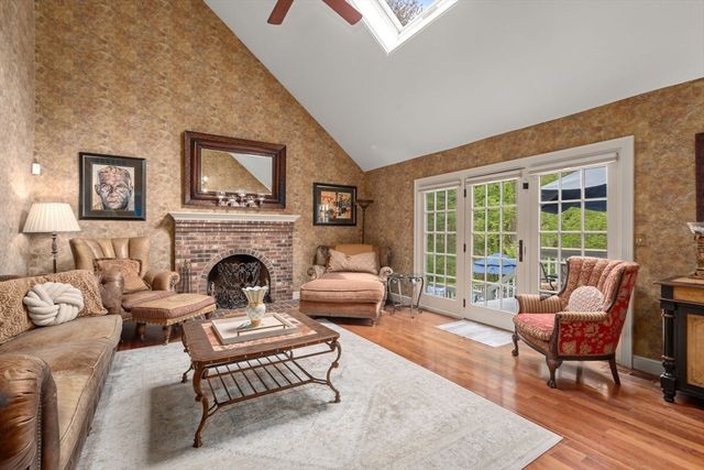 71 Sears Rd, Southborough, MA 01772