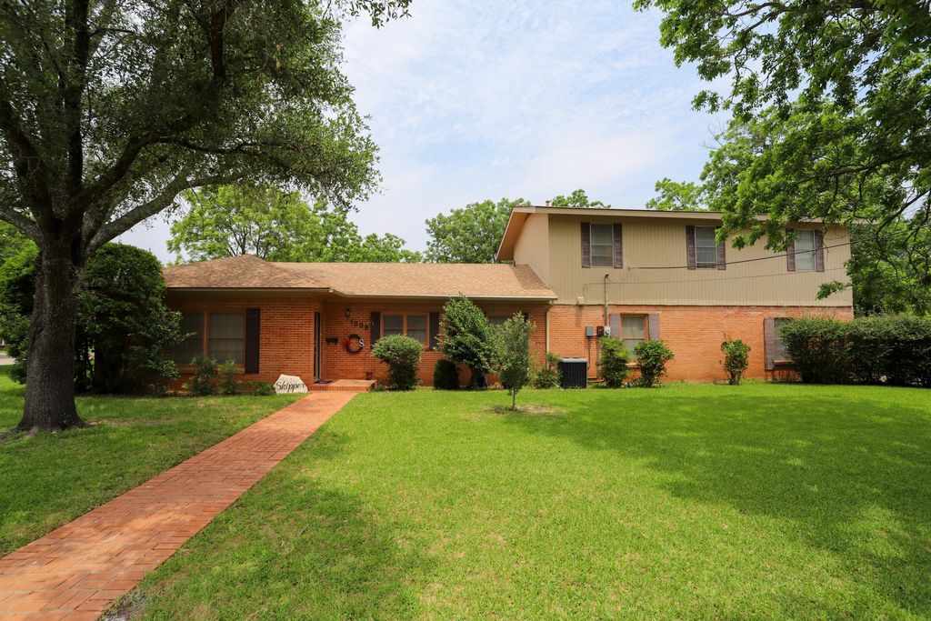1000 S Harrison Street, Mcgregor, TX 76657