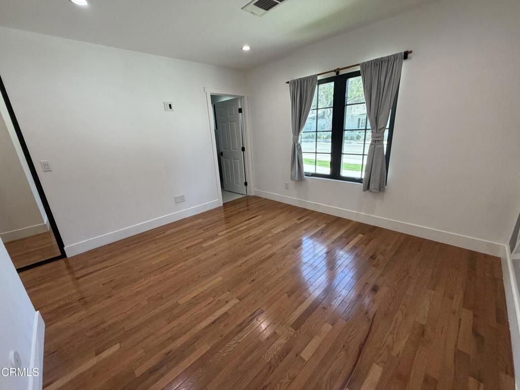 Image 22 of property listing at 4703 Oakwood Avenue, La Canada Flintridge, CA 91011