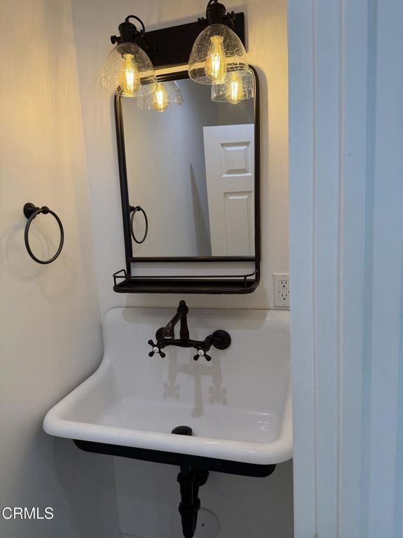 Image 25 of property listing at 4703 Oakwood Avenue, La Canada Flintridge, CA 91011