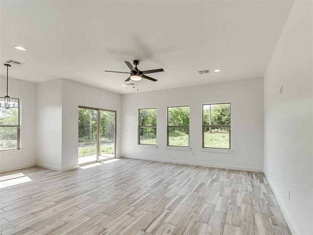 1925 E Springer Avenue, Guthrie, OK 73044