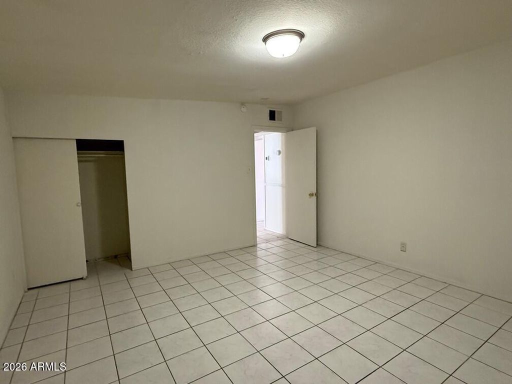Image 10 of property listing at 2831 E OSBORN Road, Phoenix, AZ 85016