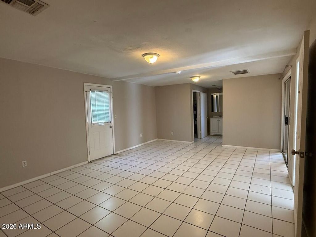 Image 11 of property listing at 2831 E OSBORN Road, Phoenix, AZ 85016