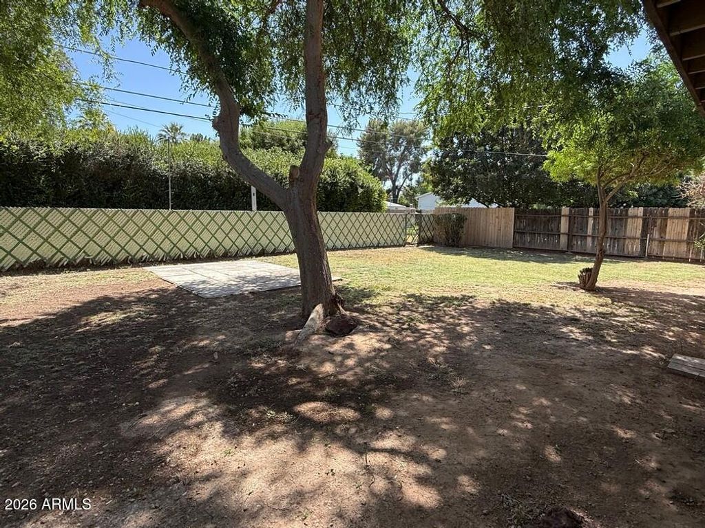 Image 13 of property listing at 2831 E OSBORN Road, Phoenix, AZ 85016