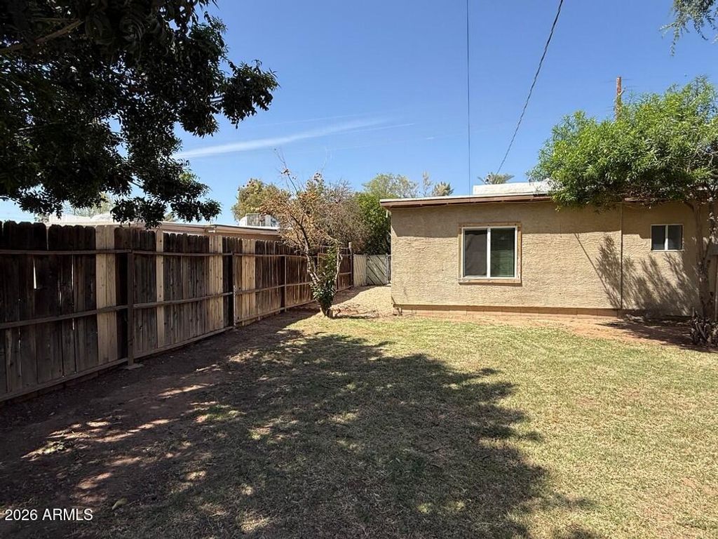 Image 14 of property listing at 2831 E OSBORN Road, Phoenix, AZ 85016