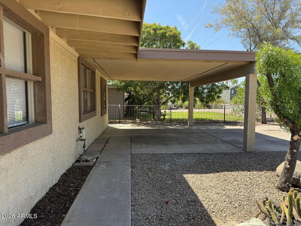 Image 16 of property listing at 2831 E OSBORN Road, Phoenix, AZ 85016