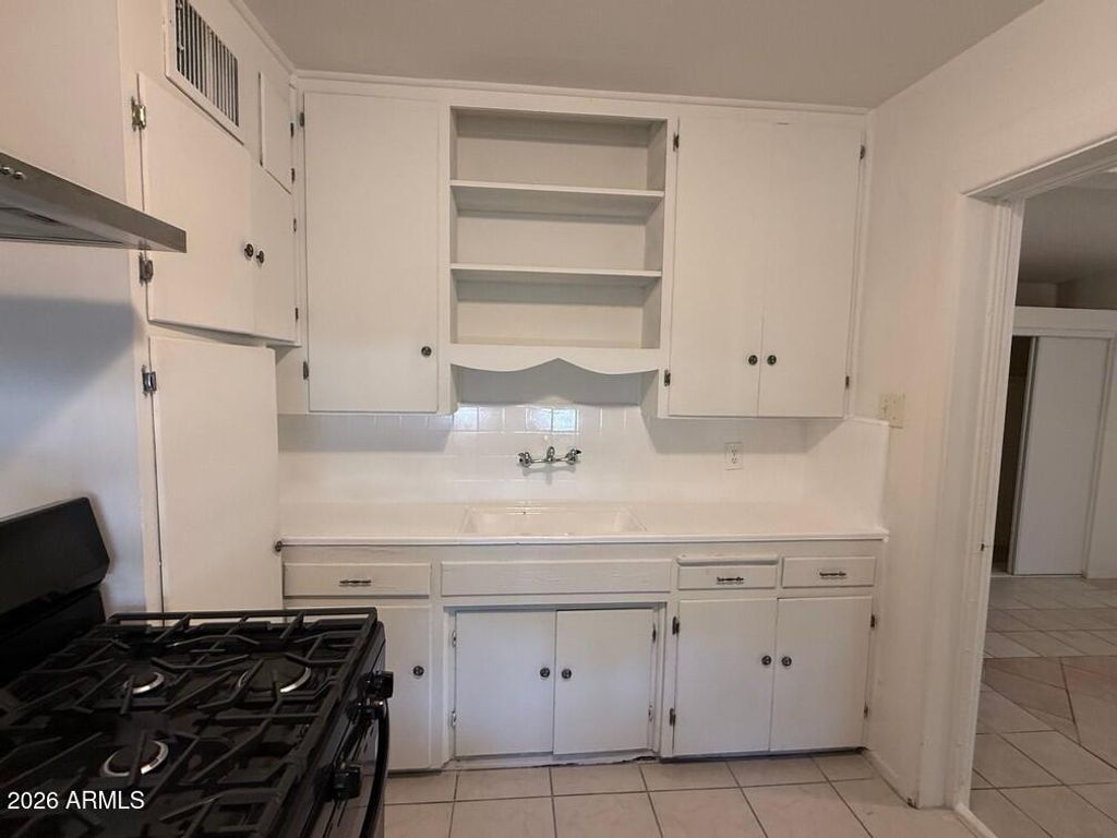 Image 4 of property listing at 2831 E OSBORN Road, Phoenix, AZ 85016