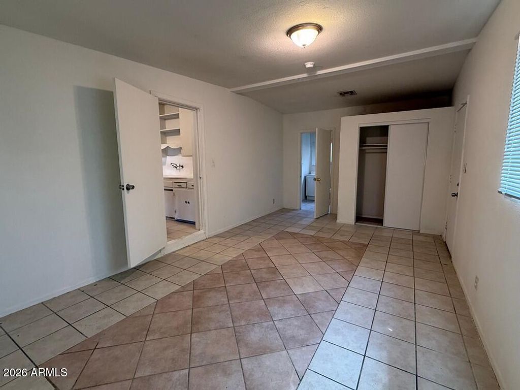 Image 5 of property listing at 2831 E OSBORN Road, Phoenix, AZ 85016