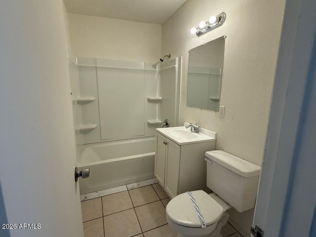 Image 7 of property listing at 2831 E OSBORN Road, Phoenix, AZ 85016
