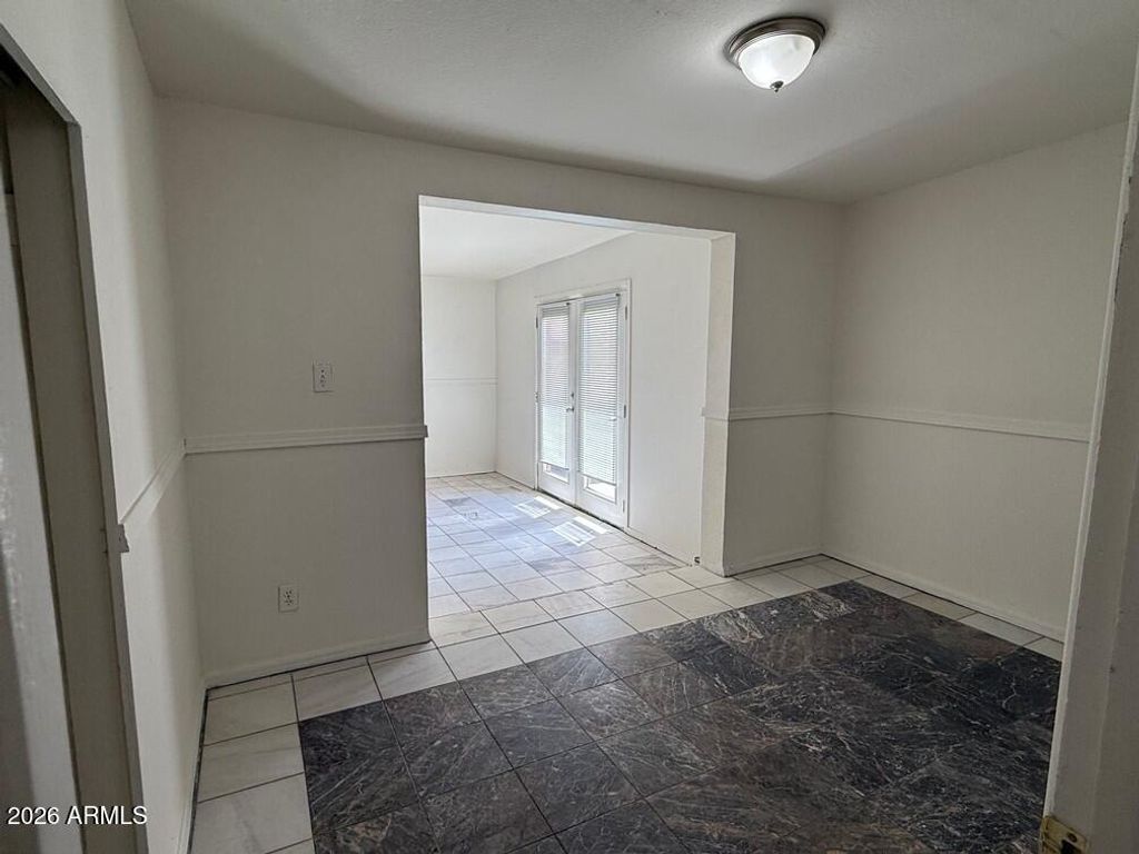 Image 8 of property listing at 2831 E OSBORN Road, Phoenix, AZ 85016