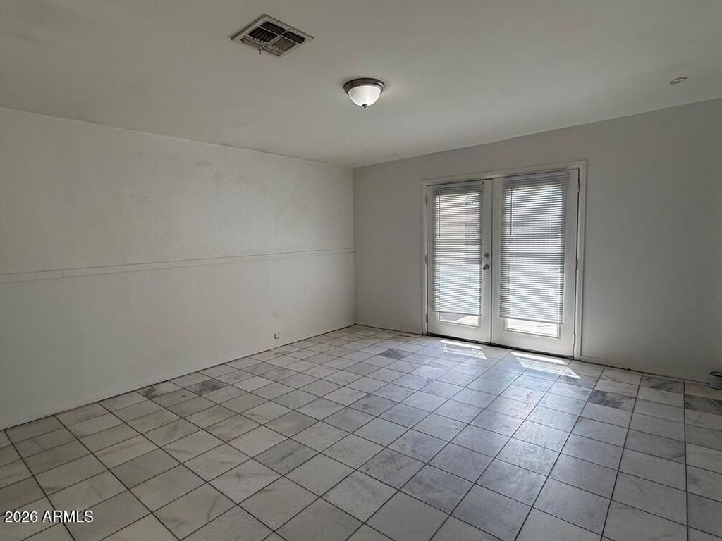 Image 9 of property listing at 2831 E OSBORN Road, Phoenix, AZ 85016