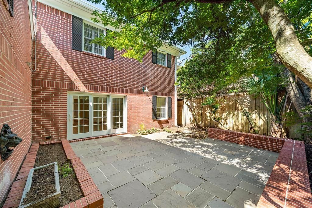 Image 8 of property listing at 2915 Quenby Avenue, West University Place, TX 77005