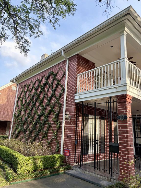 Image 9 of property listing at 2915 Quenby Avenue, West University Place, TX 77005