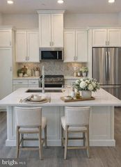 6 OAKWOOD LN, Sellersville, PA 18960