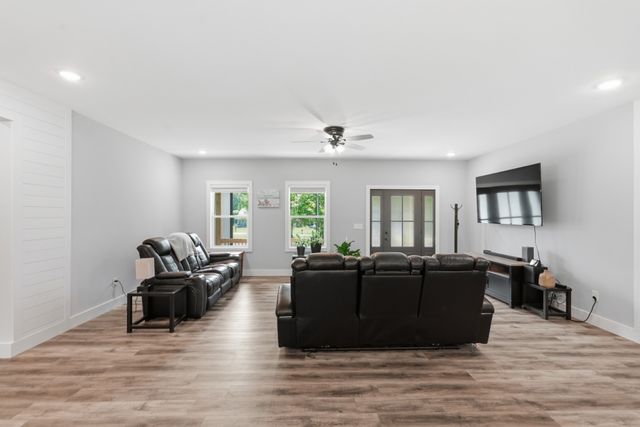 698 Dearman St, Smithville, TN 37166