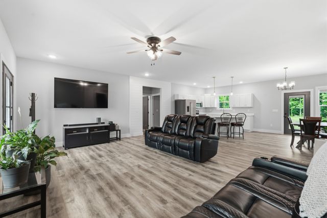 698 Dearman St, Smithville, TN 37166