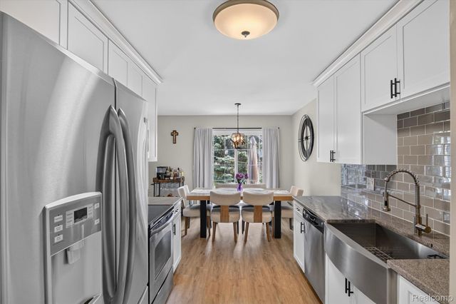 532 Winwood Circle, Walled Lake, MI 48390