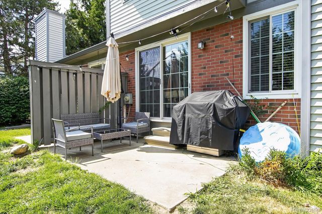 532 Winwood Circle, Walled Lake, MI 48390