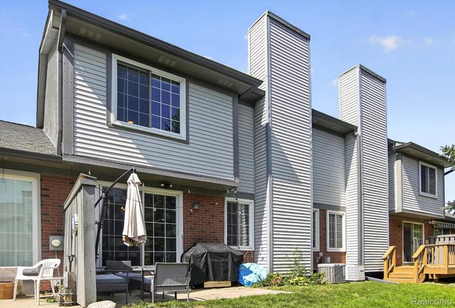 532 Winwood Circle, Walled Lake, MI 48390