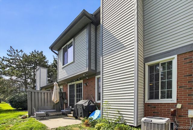 532 Winwood Circle, Walled Lake, MI 48390