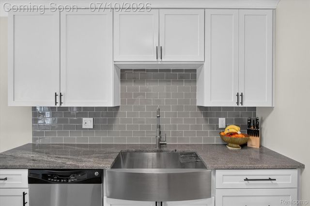 532 Winwood Circle, Walled Lake, MI 48390