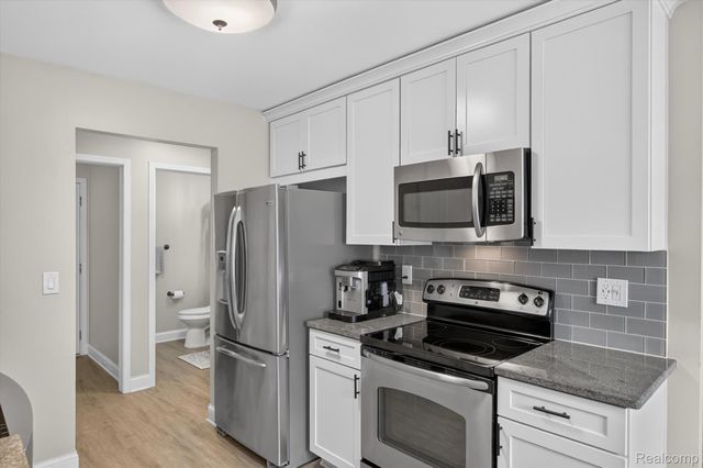 532 Winwood Circle, Walled Lake, MI 48390