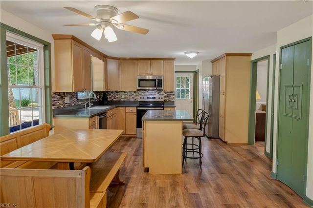 9652 Laurelwood LN, Gloucester, VA 23061