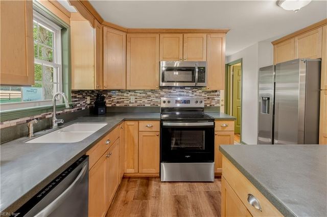 9652 Laurelwood LN, Gloucester, VA 23061