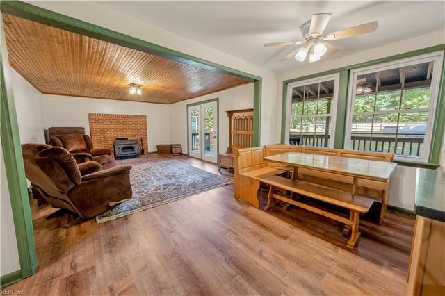 9652 Laurelwood LN, Gloucester, VA 23061