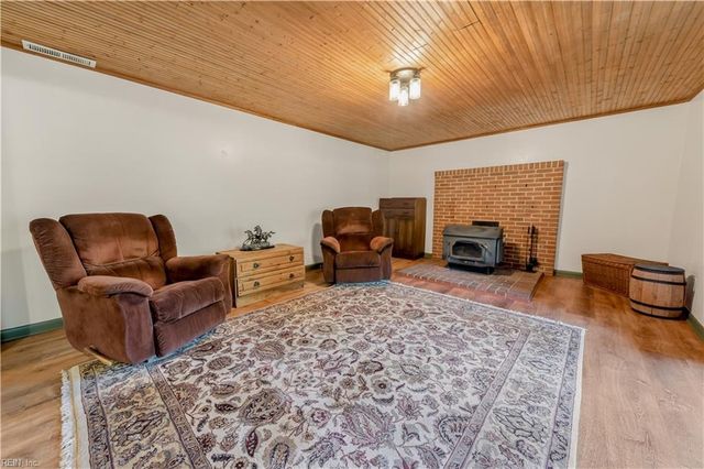 9652 Laurelwood LN, Gloucester, VA 23061