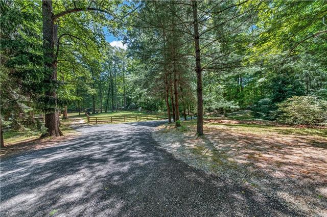 9652 Laurelwood LN, Gloucester, VA 23061