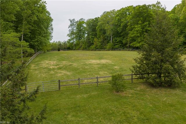 9652 Laurelwood LN, Gloucester, VA 23061