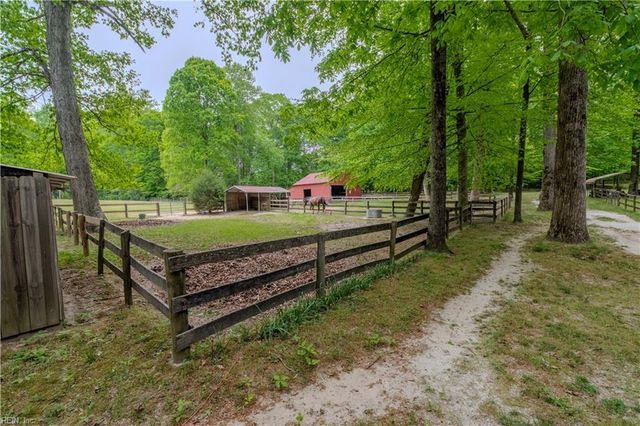 9652 Laurelwood LN, Gloucester, VA 23061